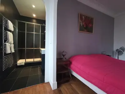 Un ou plusieurs lits dans un hébergement de l'établissement Paris 6th Cultural Apartment in Saint Germain des Pres