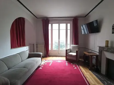 Télévision ou salle de divertissement dans l'établissement Paris 6th Cultural Apartment in Saint Germain des Pres