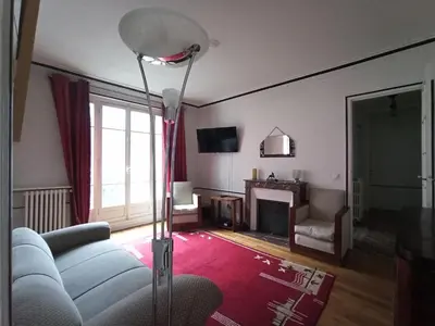 Télévision ou salle de divertissement dans l'établissement Paris 6th Cultural Apartment in Saint Germain des Pres