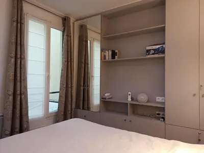 Un ou plusieurs lits dans un hébergement de l'établissement Paris 8 Fashionable Apartment on Prestigious Faubourg Saint Honore