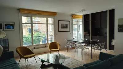 Coin salon dans l'établissement Paris 7 Iconic Apartment in Historic Eiffel Invalides District