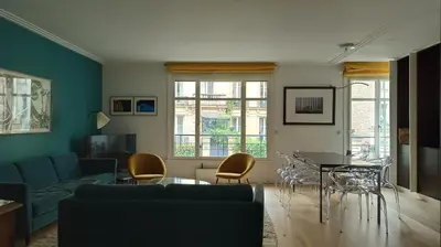 Coin salon dans l'établissement Paris 7 Iconic Apartment in Historic Eiffel Invalides District