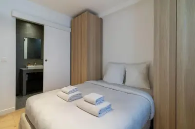 Un ou plusieurs lits dans un hébergement de l'établissement Cozy modern-Paris7-Tour Eiffel-Champs de mars