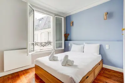 Un ou plusieurs lits dans un hébergement de l'établissement SaintGermain Sojourn - Charming 2 bedroom in the Rive Gauche