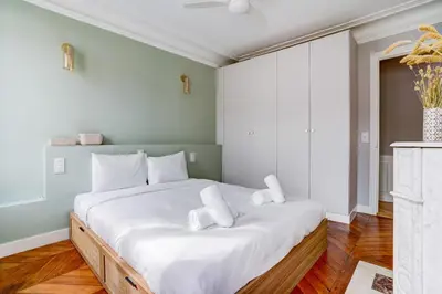 Un ou plusieurs lits dans un hébergement de l'établissement SaintGermain Sojourn - Charming 2 bedroom in the Rive Gauche