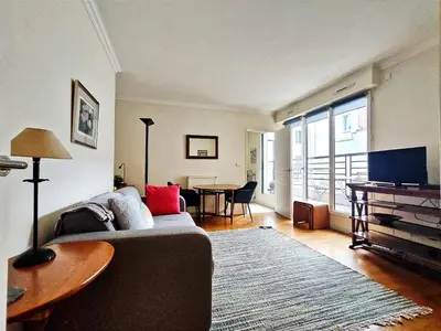 Télévision ou salle de divertissement dans l'établissement Charming Paris Apartment in Picturesque Passage Doisy