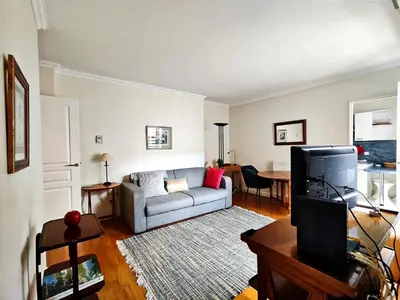 Coin salon dans l'établissement Charming Paris Apartment in Picturesque Passage Doisy