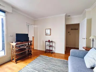 Télévision ou salle de divertissement dans l'établissement Charming Paris Apartment in Picturesque Passage Doisy
