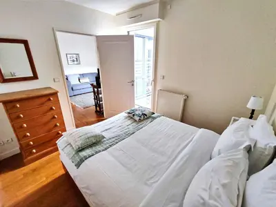 Un ou plusieurs lits dans un hébergement de l'établissement Charming Paris Apartment in Picturesque Passage Doisy