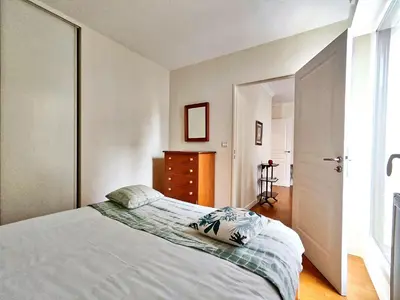 Un ou plusieurs lits dans un hébergement de l'établissement Charming Paris Apartment in Picturesque Passage Doisy
