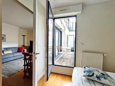 Un ou plusieurs lits dans un hébergement de l'établissement Charming Paris Apartment in Picturesque Passage Doisy