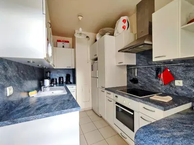 Cuisine ou kitchenette dans l'établissement Charming Paris Apartment in Picturesque Passage Doisy