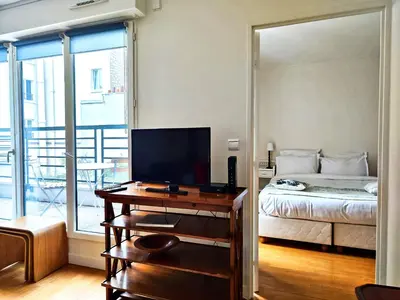 Un ou plusieurs lits dans un hébergement de l'établissement Charming Paris Apartment in Picturesque Passage Doisy