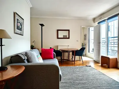 Coin salon dans l'établissement Charming Paris Apartment in Picturesque Passage Doisy