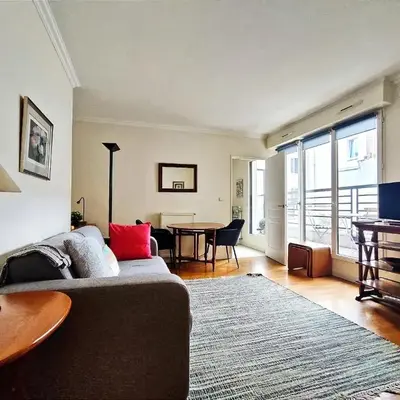 Charming Paris Apartment in Picturesque Passage Doisy