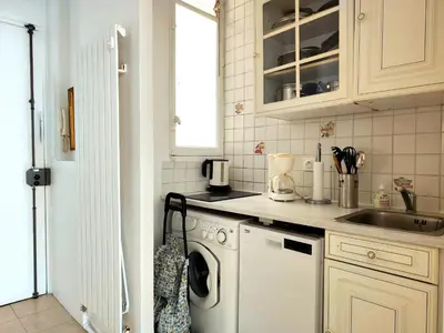 Cuisine ou kitchenette dans l'établissement Paris 8 Elegant Apartment on Prestigious Franklin Roosevelt Avenue