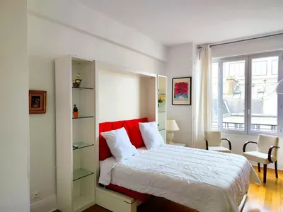 Un ou plusieurs lits dans un hébergement de l'établissement Paris 8 Elegant Apartment on Prestigious Franklin Roosevelt Avenue