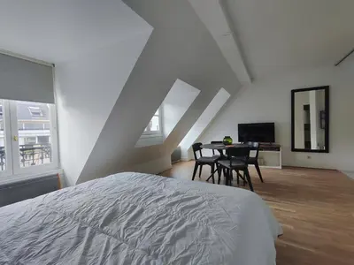 Un ou plusieurs lits dans un hébergement de l'établissement Paris Apartment Near Arc de Triomphe and Shopping