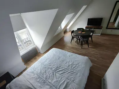 Un ou plusieurs lits dans un hébergement de l'établissement Paris Apartment Near Arc de Triomphe and Shopping