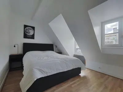 Un ou plusieurs lits dans un hébergement de l'établissement Paris Apartment Near Arc de Triomphe and Shopping
