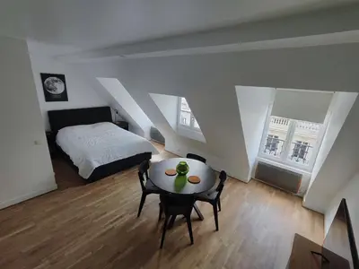 Un ou plusieurs lits dans un hébergement de l'établissement Paris Apartment Near Arc de Triomphe and Shopping