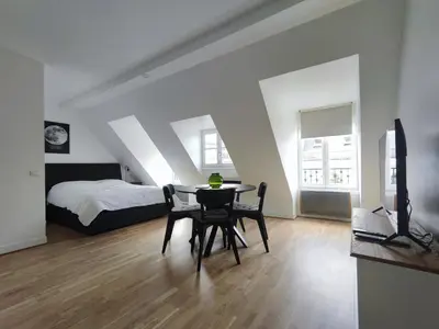 Un ou plusieurs lits dans un hébergement de l'établissement Paris Apartment Near Arc de Triomphe and Shopping