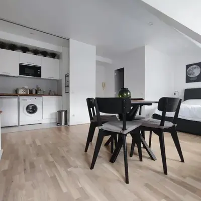 Paris Apartment Near Arc de Triomphe and Shopping