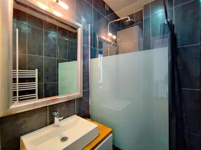 Salle de bains dans l'établissement Paris 16 Apartment Near Eiffel Tower and Arc de Triomphe