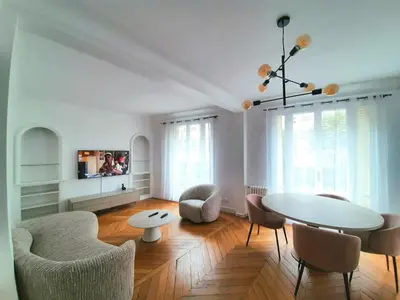 Télévision ou salle de divertissement dans l'établissement Paris 16 Apartment Near Eiffel Tower and Arc de Triomphe