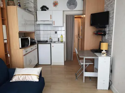 Cuisine ou kitchenette dans l'établissement Studette meublée, Ranelagh Paris 16e
