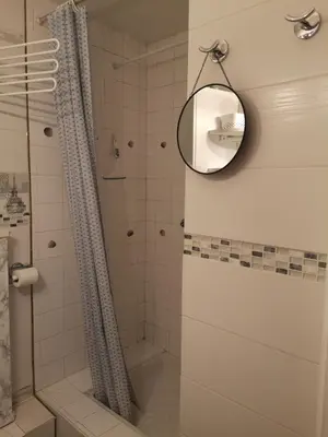 Salle de bains dans l'établissement Studette meublée, Ranelagh Paris 16e