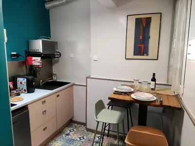 Cuisine ou kitchenette dans l'établissement Confortable près des transports