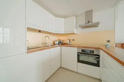 Cuisine ou kitchenette dans l'établissement 2 BR with the Best Location of Paris in 2nd Arr
