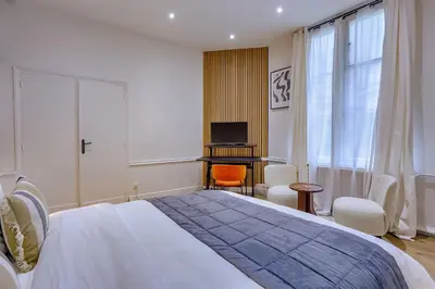 Un ou plusieurs lits dans un hébergement de l'établissement Chic Paris flat near Luxembourg garden and Odéon