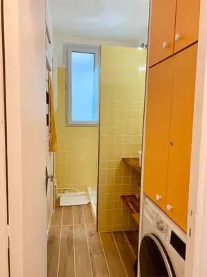 Salle de bains dans l'établissement Delight in Montmartre - a true Parisian apartment