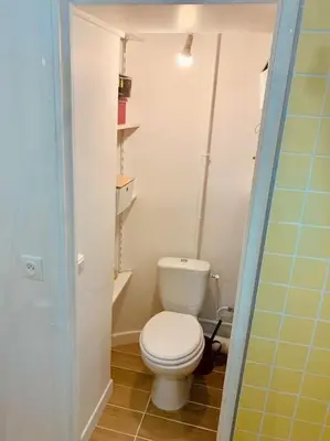 Salle de bains dans l'établissement Delight in Montmartre - a true Parisian apartment