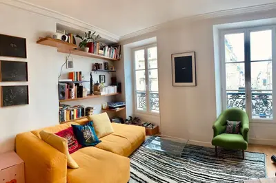 Coin salon dans l'établissement Delight in Montmartre - a true Parisian apartment