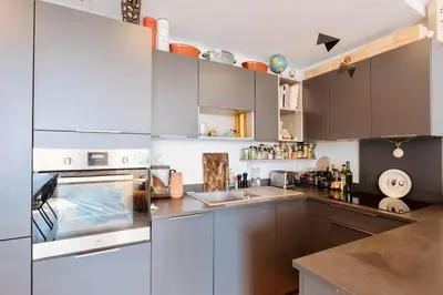 Cuisine ou kitchenette dans l'établissement Delight in Montmartre - a true Parisian apartment