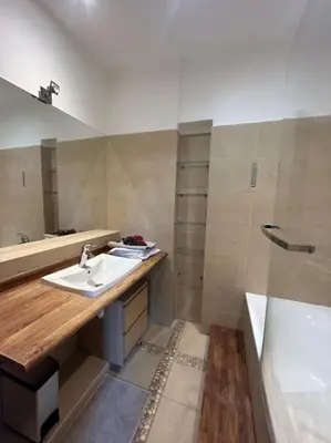 Salle de bains dans l'établissement 3 pièces dans le coeur du 16e
