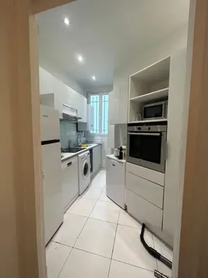 Cuisine ou kitchenette dans l'établissement 3 pièces dans le coeur du 16e