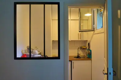 Cuisine ou kitchenette dans l'établissement Porte d'Auteuil Paris furnished Appt