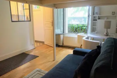 Coin salon dans l'établissement Porte d'Auteuil Paris furnished Appt