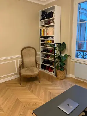 Bibliothèque dans le séjour chez l'habitant