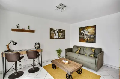 Coin salon dans l'établissement Chic studio with terrace in Paris