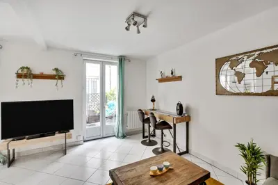 Télévision ou salle de divertissement dans l'établissement Chic studio with terrace in Paris