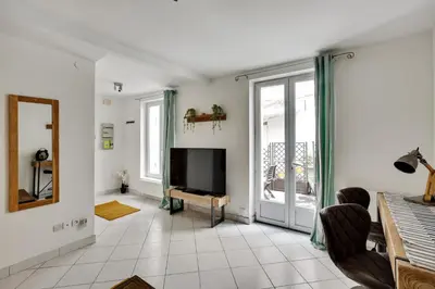 Télévision ou salle de divertissement dans l'établissement Chic studio with terrace in Paris
