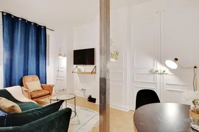 Télévision ou salle de divertissement dans l'établissement Welcoming apartment - 2BR-4P - Arc de Triomphe