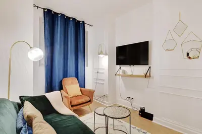 Télévision ou salle de divertissement dans l'établissement Welcoming apartment - 2BR-4P - Arc de Triomphe