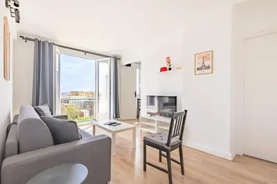 Télévision ou salle de divertissement dans l'établissement Southern Paris - Near Metro Line 4