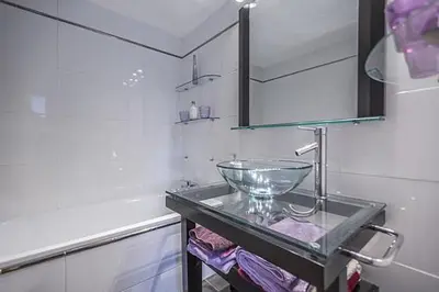 Salle de bains dans l'établissement Victor Hugo Carrefour Pompe 16e proche Etoile et Tour Eiffel